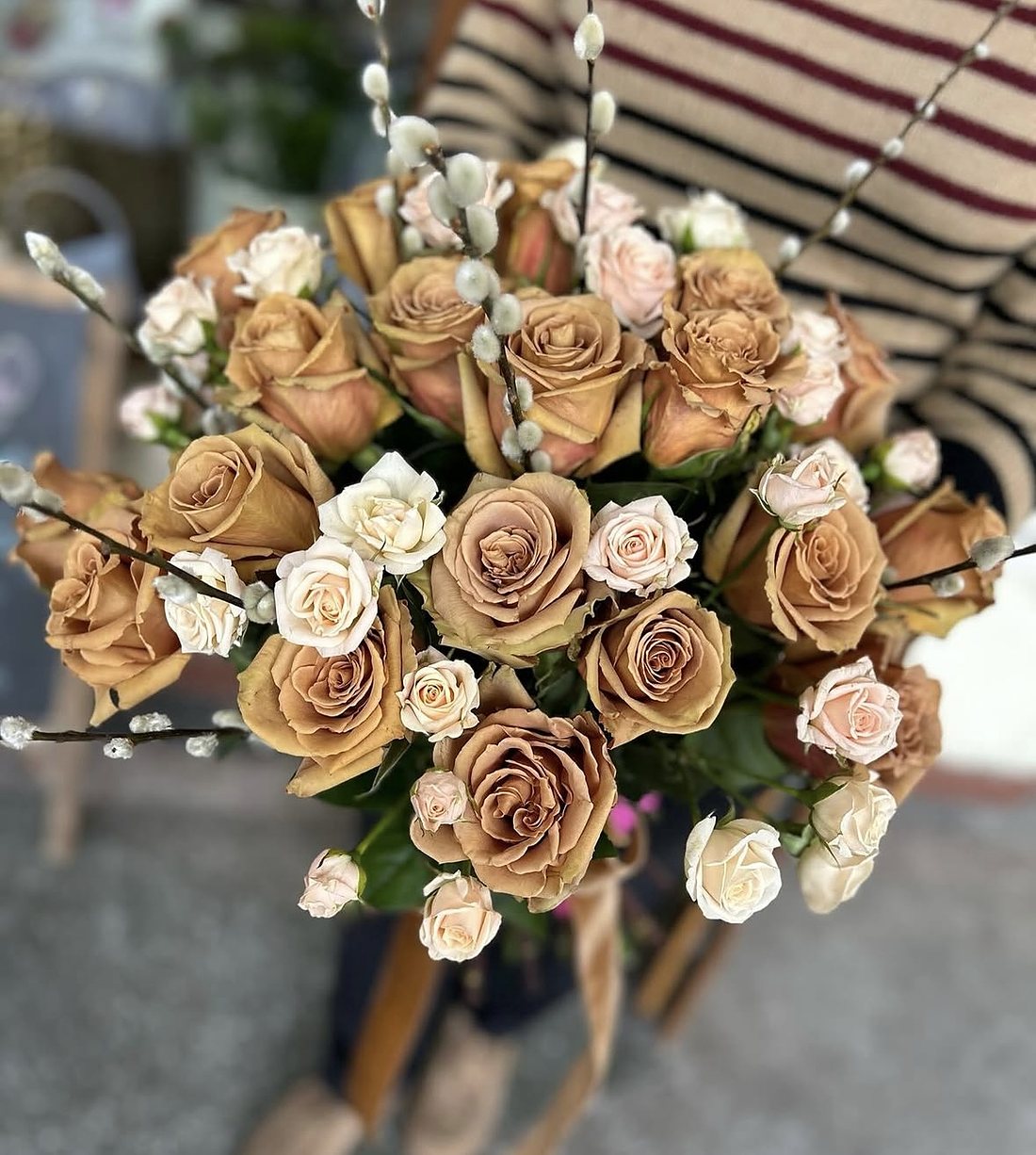 Buchet de trandafiri caramel cu mâțișori