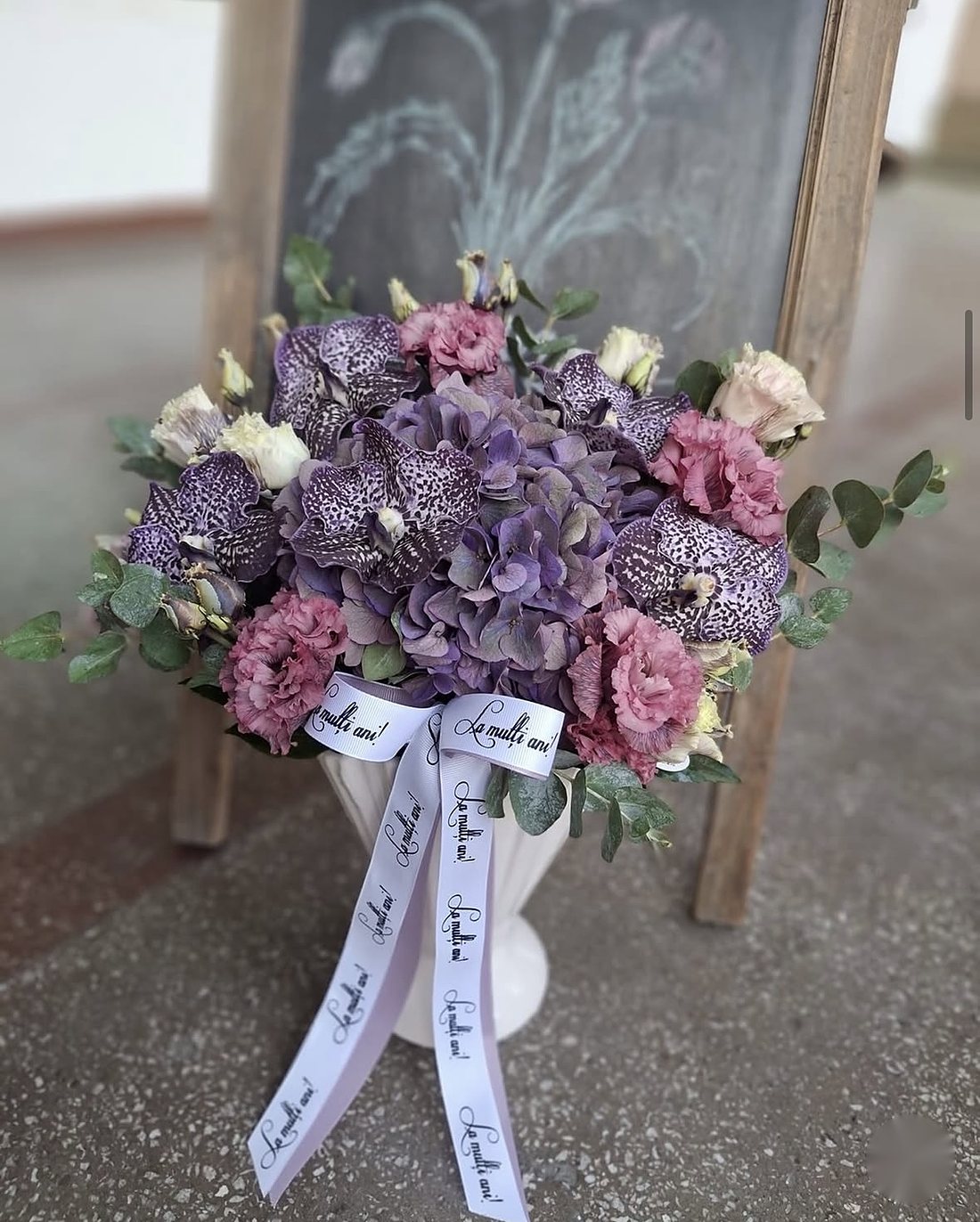 Aranjament cu orhidee Vanda, hortensie mov și lisianthus
