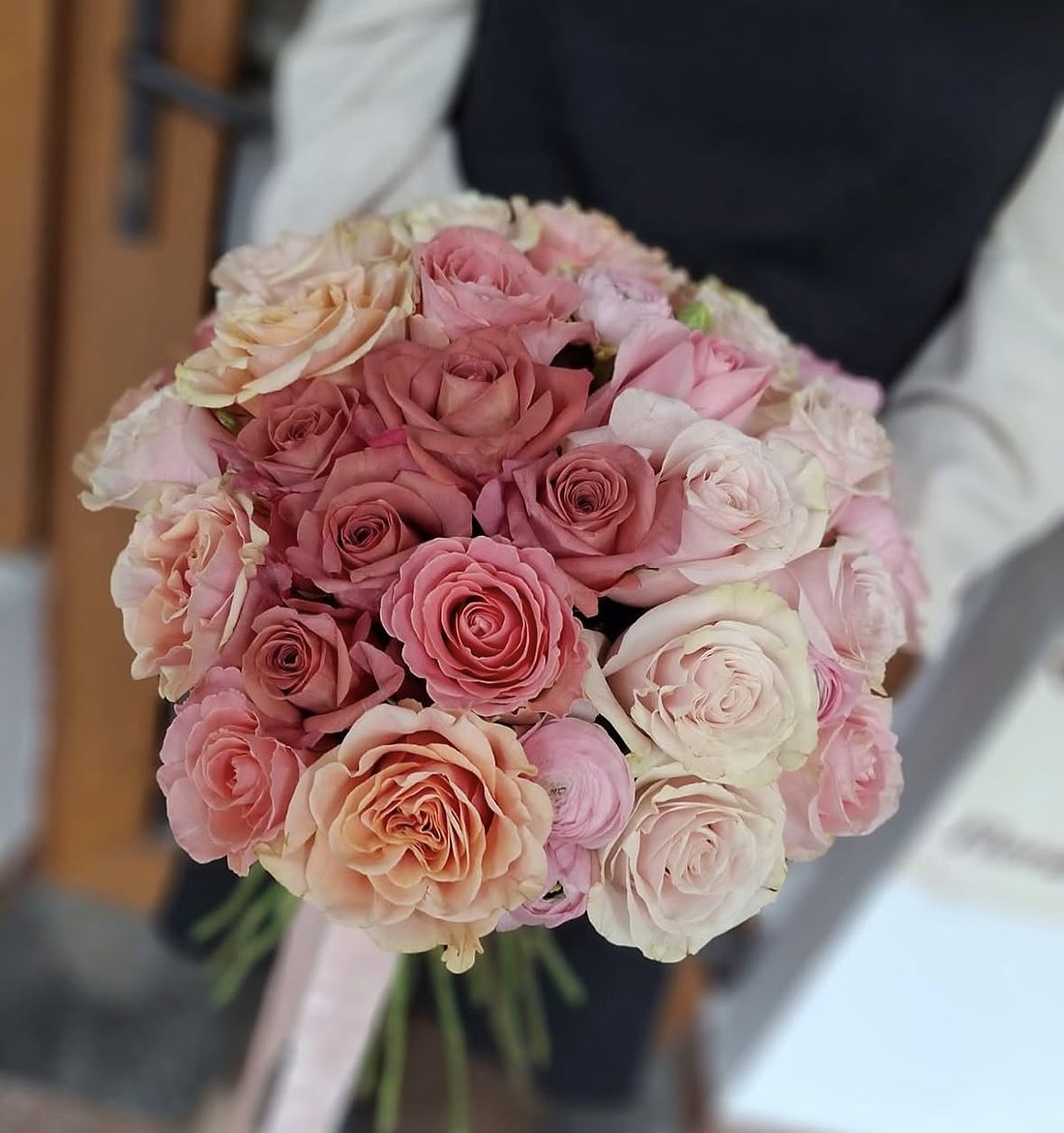 Buchet de trandafiri roz pudrat și piersică